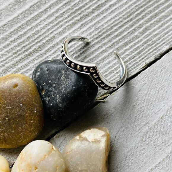 Sterling Silver V Shaped Dotted Toe Ring - Picture 3 of 3